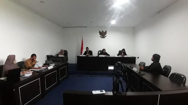 Foto : Sidang Sengketa informasi antara Robby Roma Uli (Pemohon) dengan PPID Utama Bangka Tengah &  PPID Pelaksana Koba, Selasa (13-06-2023)