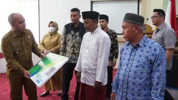 Serahkan Santunan JKK dan JKM Untuk Para Guru Ngaji, Molen : Ini Semangat Bagi Guru Ngaji
