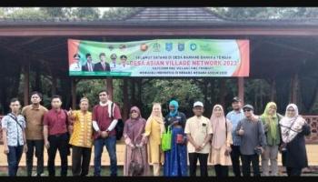 9 Turis Mancanegara Kunjungi Hutan Pelawan Desa Namang