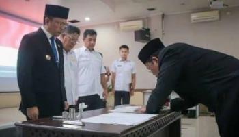 ‎BANGKA TENGAH, BANGKATERKINI – Bupati Bangka Tengah, Algafry Rahman, resmi mengangkat dan melantik Ahmad Syarifullah,