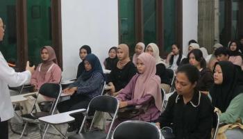 BANGKA TENGAH, BANGKATERKINI - Bupati Bangka Tengah, Algafry Rahman, menyambangi para mahasiswa asal Kabupaten Bangka Tengah (Bateng) yang tengah menempuh,