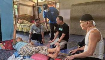 BANGKA TENGAH, BANGKATERKINI  - Bupati Bangka Tengah, Algafry Rahman sambangi rumah warga di Desa Lubuk,