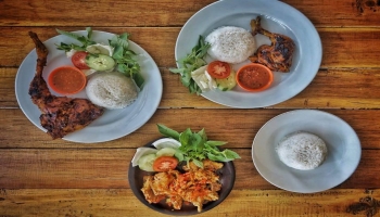 Mencicipi Lezatnya Ayam Bakar Arema Plecingan    Daging ayam adalah salah,