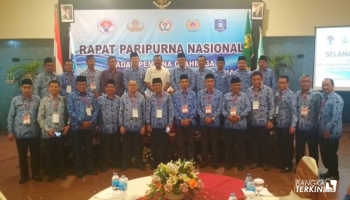Dalam rapat ini kita ingin 2 tahun sekali, serta menetapkapkan,