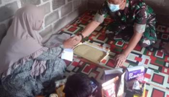 BANGKA TENGAH - Babinsa Lubuk Besar Serahkan Bantuan ke anak,