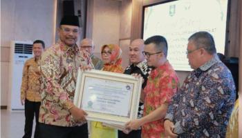 BANGKA TENGAH, BANGKA TERKINI - Wakil Bupati Bangka Tengah, Era Susanto, hadir dan menerima Penganugerahan,
