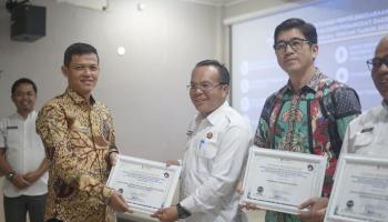 BANGKA TENGAH, BANGKATERKINI - Sejumlah Organisasi Perangkat Daerah (OPD) di Kabupaten Bangka Tengah menerima Piagam,
