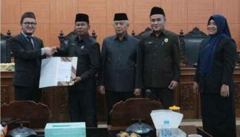 BANGKA TENGAH , BANGKATERKINI– Dewan Perwakilan Rakyat Daerah (DPRD) Kabupaten Bangka Tengah (Bateng) menggelar Rapat,