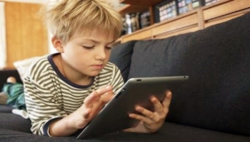 Sydney - Membatasi anak main gadget bisa jadi PR buat orang tua. Tapi, ada satu trik yang dilakukan,