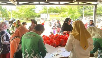 BANGKA TENGAH, BANGKATERKINI - Badan Amil Zakat Nasional Bangka Tengah (BAZNAS Bateng) menggelar bazar sembako,