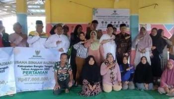 ‎BANGKA TENGAH, BANGKATERKINI – Bupati Bangka Tengah, Algafry Rahman, bersama Wakil Bupati, Efrianda dan Ketua Badan Amil Zakat Nasional (Baznas),