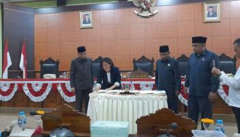 BANGKA TENGAH, BANGKATERKINI – Dewan Perwakilan Rakyat Daerah Kabupaten Bangka Tengah (DPRD Bateng) menggelar sidang,