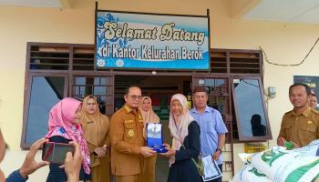 BANGKA TENGAH, BANGKATERKINI – Kelurahan Berok memberikan 13 Kartu BPJS Ketenagakerjaan dan Santunan Rp 42,