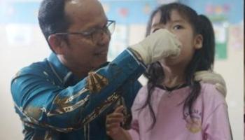 BANGKA TENGAH, BANGKATERKINI – Disambut wajah ceria anak-anak, Bupati Bangka Tengah, Algafry Rahman, beserta Bunda,