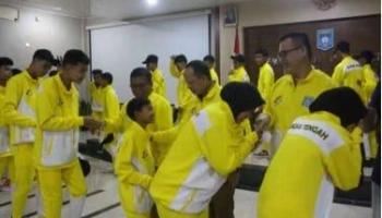 ‎BANGKA TENGAH, BANGKATERKINI - Bupati Bangka Tengah, Algafry Rahman, memberikan motivasi dan semangat kepada para atlet kontingen Bangka Tengah yang,
