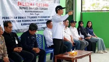BANGKA TENGAH, BANGKATERKINI - Bupati Bangka Tengah, Provinsi Kepulauan Bangka Belitung, Algafry Rahman melakukan pemotongan,