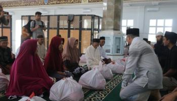Bupati Algafry Serahkan Dana Hibah 100 Juta Untuk Masjid Desa,