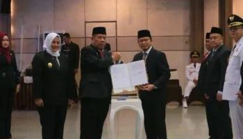 ‎BANGKA TENGAH, BANGKATERKINI – Bupati Bangka Tengah, Algafry Rahman menandatangani Kesepakatan Bersama antara Pemerintah Provinsi,