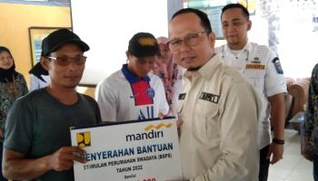 Bupati Bangka Tengah, Alghafry Rahman Serahkan 100 Buku Tabungan Program,