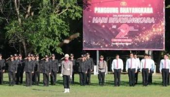 ‎BANGKA TENGAH, BANGKATERKINI – Upacara peringatan Hari Bhayangkara ke-79 yang mengusung tema "Polri untuk Masyarakat" berlangsung khidmat di halaman Kantor,