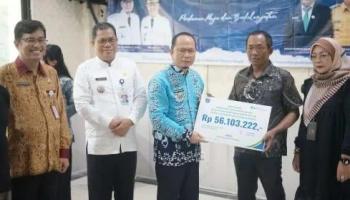 ‎BANGKA TENGAH, BANGKATERKINI - Pemerintah Kabupaten Bangka Tengah melalui Dinas Perikanan secara simbolis menyerahkan bantuan kepada para nelayan dan pelaku,