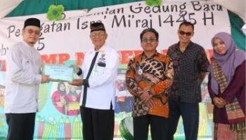 BANGKA TENGAH, BANGKATERKINI - Bupati Bangka Tengah, Algafry Rahman meresmikan bangunan baru di Sekolah Menengah,
