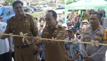 BANGKA TENGAH, BANGKATERKINI - Bupati Bangka Tengah (Bateng), Algafry Rahman meresmikan kantor Desa Perlang yang,