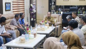 BANGKA TENGAH, BANGKATERKINI – Bupati Bangka Tengah, Algafry Rahman, menerima audiensi perwakilan dari Ikatan Buruh,