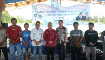 BANGKA TENGAH, BANGKATERKINI -  Dalam upaya mensejahterahkan Nelayan di wilayahnya, Pemerintah Kabupaten Bangka Tengah menyerahkan,