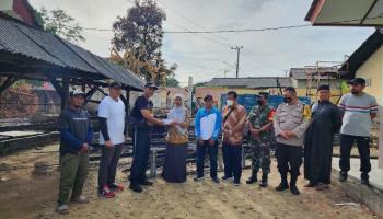Camat Pangkalan Baru beserta Kades  Air Mesu Timur Serahkan bantuan,