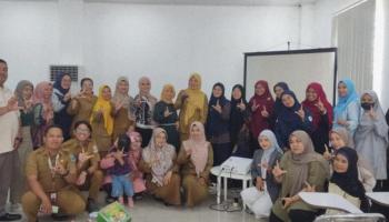 PANGKALPINANG - Dinas Kearsipan dan Perpustakaan (DKPUS) Provinsi Kepulauan Bangka Belitung berkolaborasi dengan komunitas Kampung Dongeng Bangka Belitung menggelar Lokakarya,