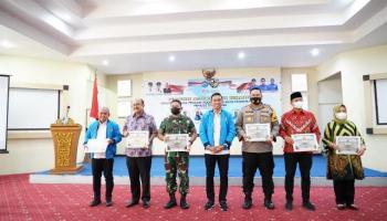 DPD KNPI PGK Anugerahkan Pin Anggota Kehormatan Kepada Wali Kota,