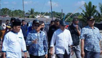 BANGKA TENGAH, bangkarterkini.com - Kapal-kapal besar nelayan pengangkut ikan yang ada di dusun Batu Belubang,