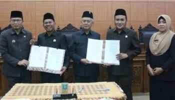 ‎BANGKA TENGAH, BANGKATERKINI – Bupati Bangka Tengah, Algafry Rahman, menghadiri Sidang Paripurna DPRD Kabupaten Bangka Tengah (Bateng) yang digelar di,