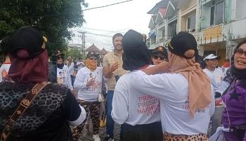 Emak - Emak Terus Antusias Ikut Senam Zumba Rutin Bersama,