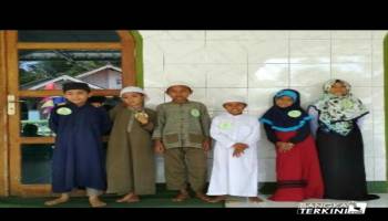 Enam orang utusan yang diambil dari anak-anak didik Halaqoh Tahfidzul,
