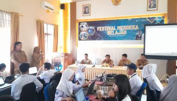 BANGKA TENGAH, BANGKATERKINI – Kantor Dinas Pendidikan Kabupaten Bangka Tengah tampak ramai dengan hadirnya para,