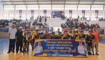 BANGKA TENGAH, BANGKATERKINI - Pembukaan Turnamen Futsal Bupati Bangka Tengah Cup 2024 antara Jurnalis All,
