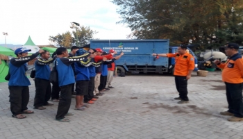 14 orang tersebut yakni utusan dari tagana 7 orang, PMI,