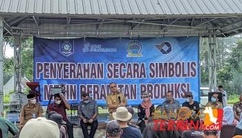 Penulis : Dion-Gubernur Babel Menyerahkan Bantuan Peralatan Mesin Produksi Untuk,