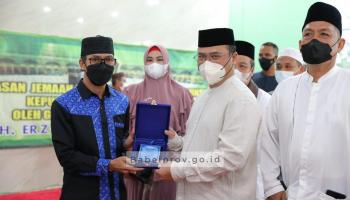 PANGKALPINANG, bangkaterkini.com - Usai melaksanakan salat subuh berjamaah, Gubernur Kepulauan Bangka Belitung (Babel) Erzaldi Rosman,