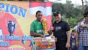 MERAWANG, bangkaterkini.com - Gubernur Kepulauan Bangka Belitung (Babel) Erzaldi Rosman menyerahkan trofi juara kepada tim,
