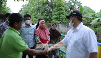 TANJUNGPANDAN, bangkaterkini.com - Gubernur Kepulauan Bangka Belitung (Babel) Erzaldi Rosman, berjalan kaki menyusuri jalan sempit,