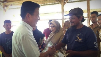 Bangka Belitung - Bangka Terkini - Ibnu Saleh Serahkan Langsung,