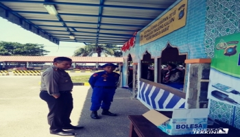 Petugas yang melaksanakan pelayanan di Pos Pelayanan agar mengutamakan senyum,,