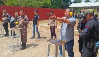 BANGKA TENGAH, BANGKATERKINI - Kepolisian Resor Bangka Tengah (Polres Bateng) menggelar kegiatan Pelatihan Menembak Peningkatan,