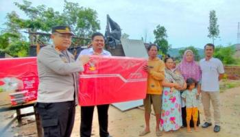 ILHAM, BANGKA TENGAH - Kapolres bersama Kades dan Sekcam serahkan,