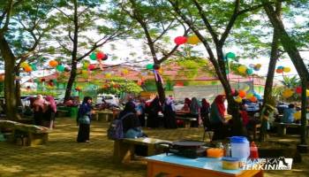 Kegiatan Kartini&#039;s Fest yang di isi dengan obrolan perempuan, taman,