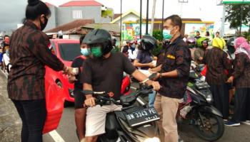 KBPPP Polri Resor Pangkalpinang bagikan takjil tersebut kepada pengendara yang,