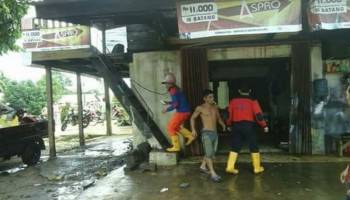 Api tersebut berasal dari KWH listrik  yang terjadi hubungan arus,